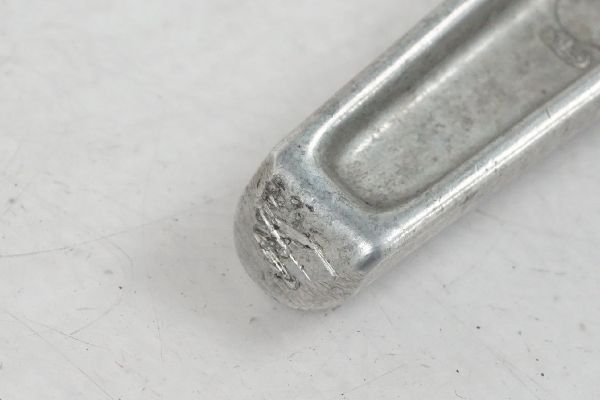 Vänster sida på Fotpinne från en Honda CBR 900 RR -1993 motorcykel.