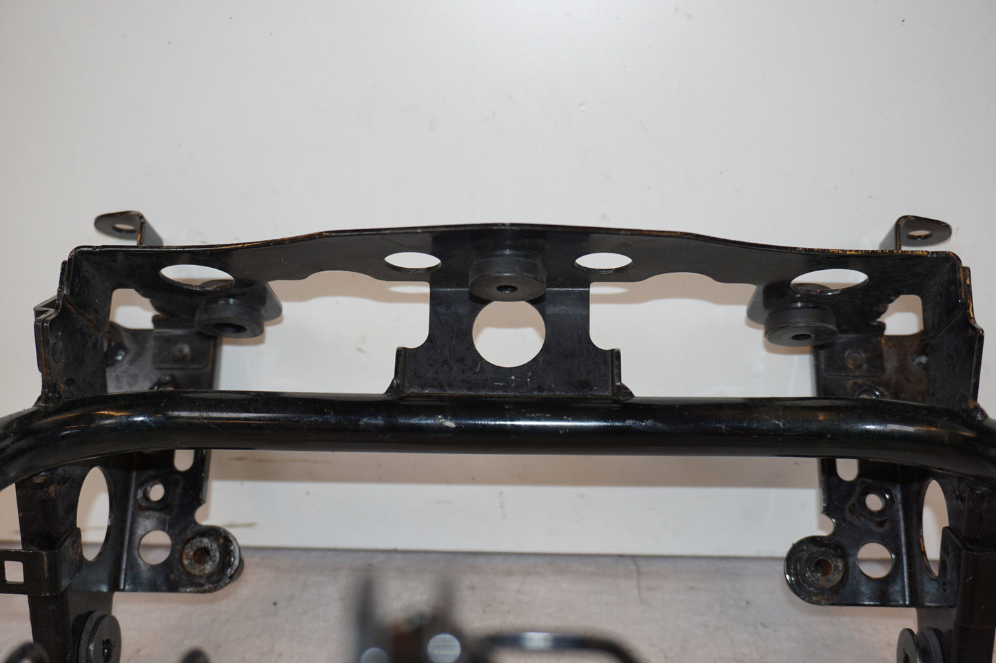 Vänster sida på Strålkastarfäste från en Kawasaki Versys 650 -2007 motorcykel.