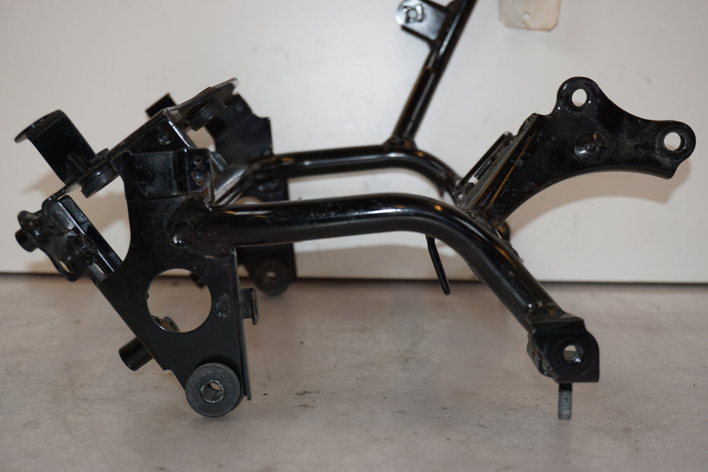 Snett uppifrån på Strålkastarfäste från en Kawasaki Versys 650 -2007 motorcykel.