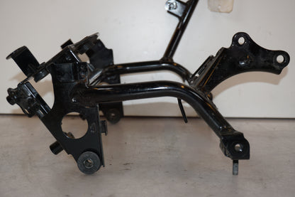 Snett uppifrån på Strålkastarfäste från en Kawasaki Versys 650 -2007 motorcykel.