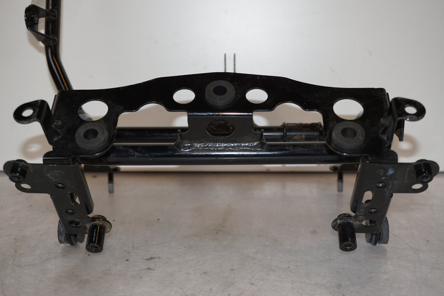 Snett nerifrån på Strålkastarfäste från en Kawasaki Versys 650 -2007 motorcykel.