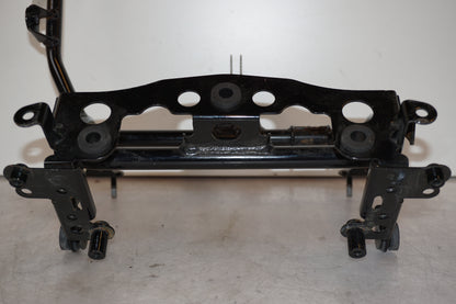 Snett nerifrån på Strålkastarfäste från en Kawasaki Versys 650 -2007 motorcykel.