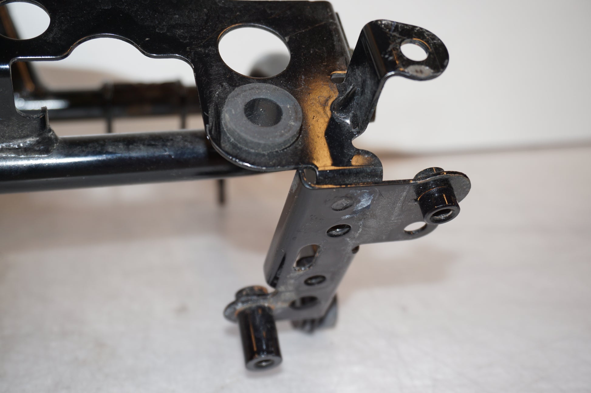 Extrabild1 på Strålkastarfäste från en Kawasaki Versys 650 -2007 motorcykel.