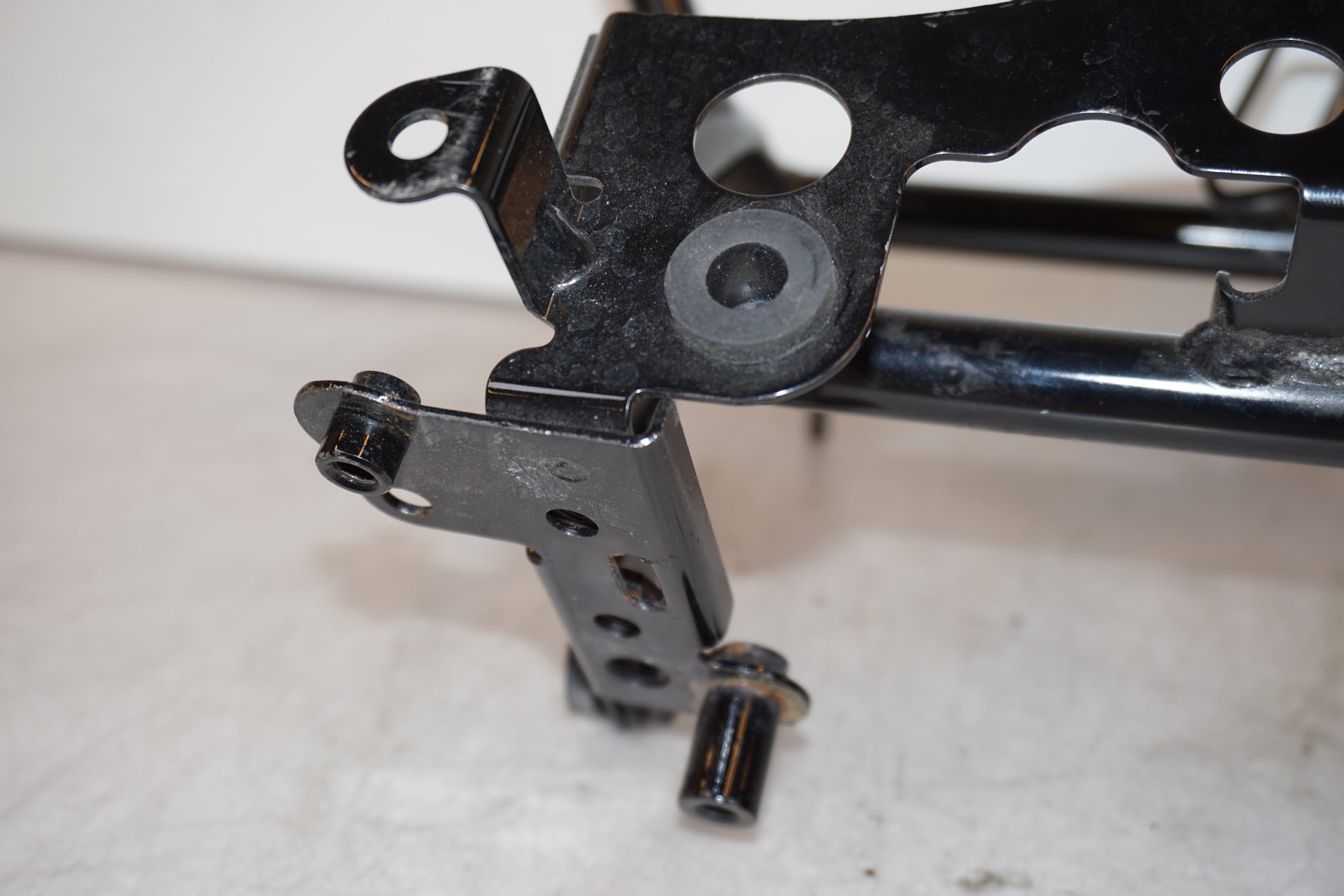 Extrabild2 på Strålkastarfäste från en Kawasaki Versys 650 -2007 motorcykel.