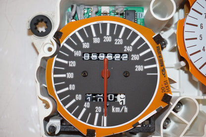 Baksidan på Instrumentpanel från en Honda CBR 600 -1998 motorcykel.