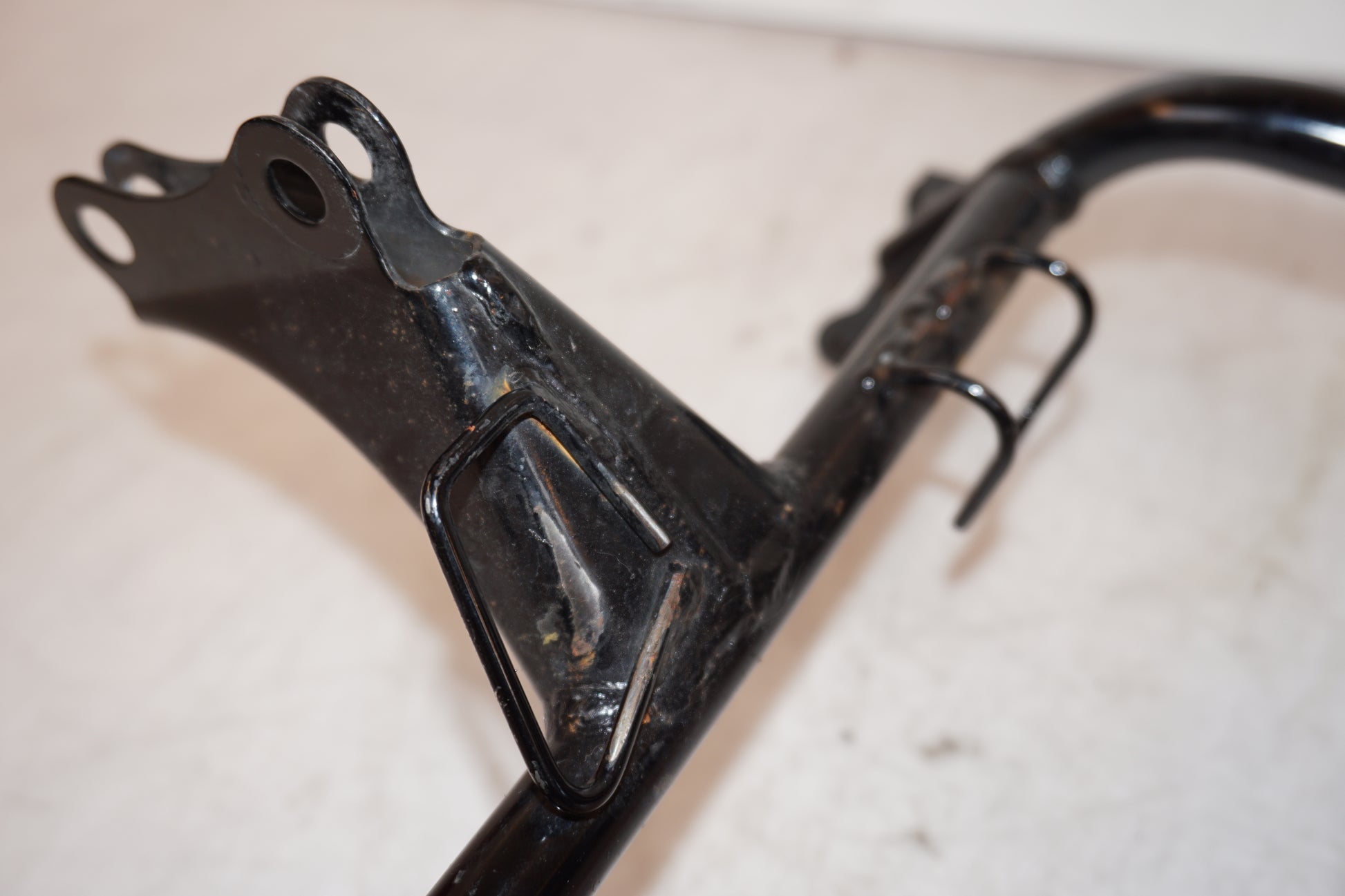 Extrabild4 på Strålkastarfäste från en Kawasaki Versys 650 -2007 motorcykel.