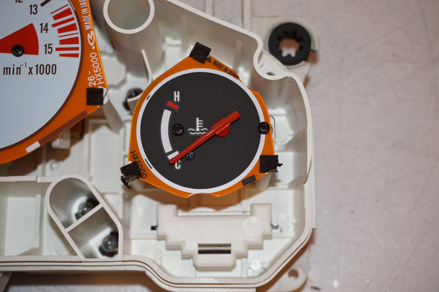 Vänster sida på Instrumentpanel från en Honda CBR 600 -1998 motorcykel.