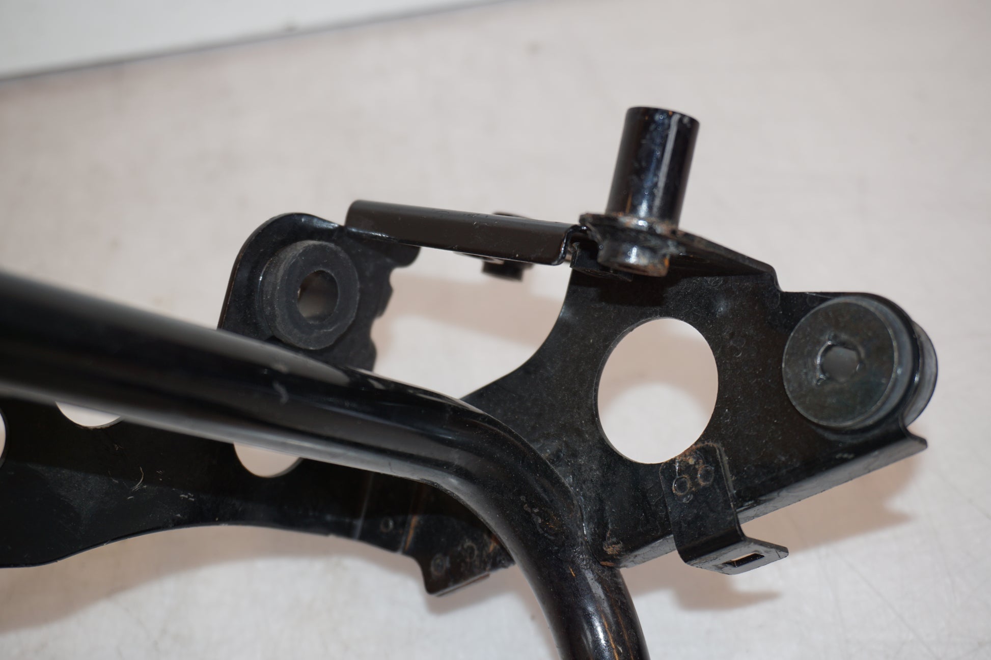 Extrabild7 på Strålkastarfäste från en Kawasaki Versys 650 -2007 motorcykel.