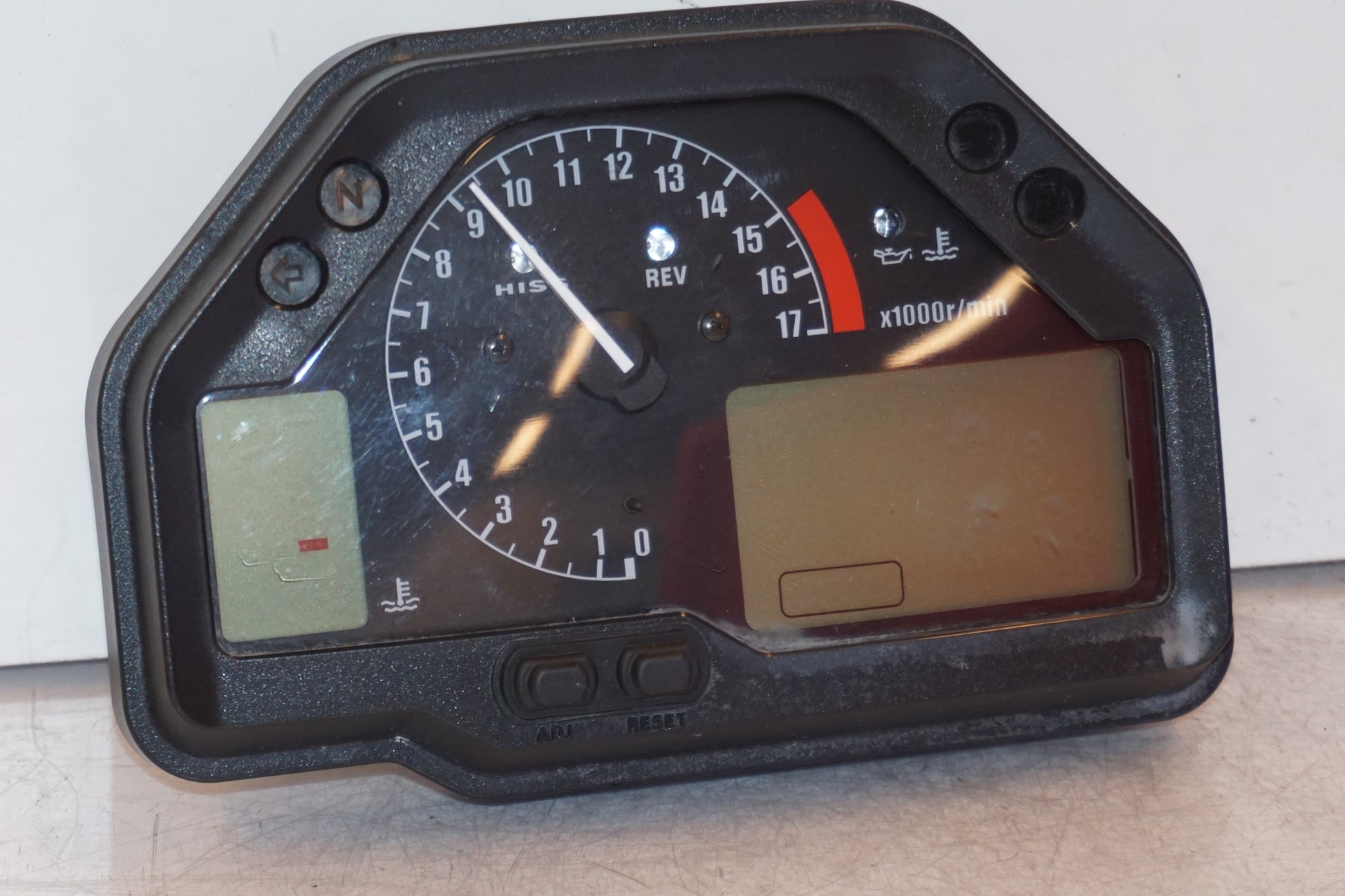 Framsidan på Instrumentpanel från en Honda CBR 600 RR -2003 motorcykel.