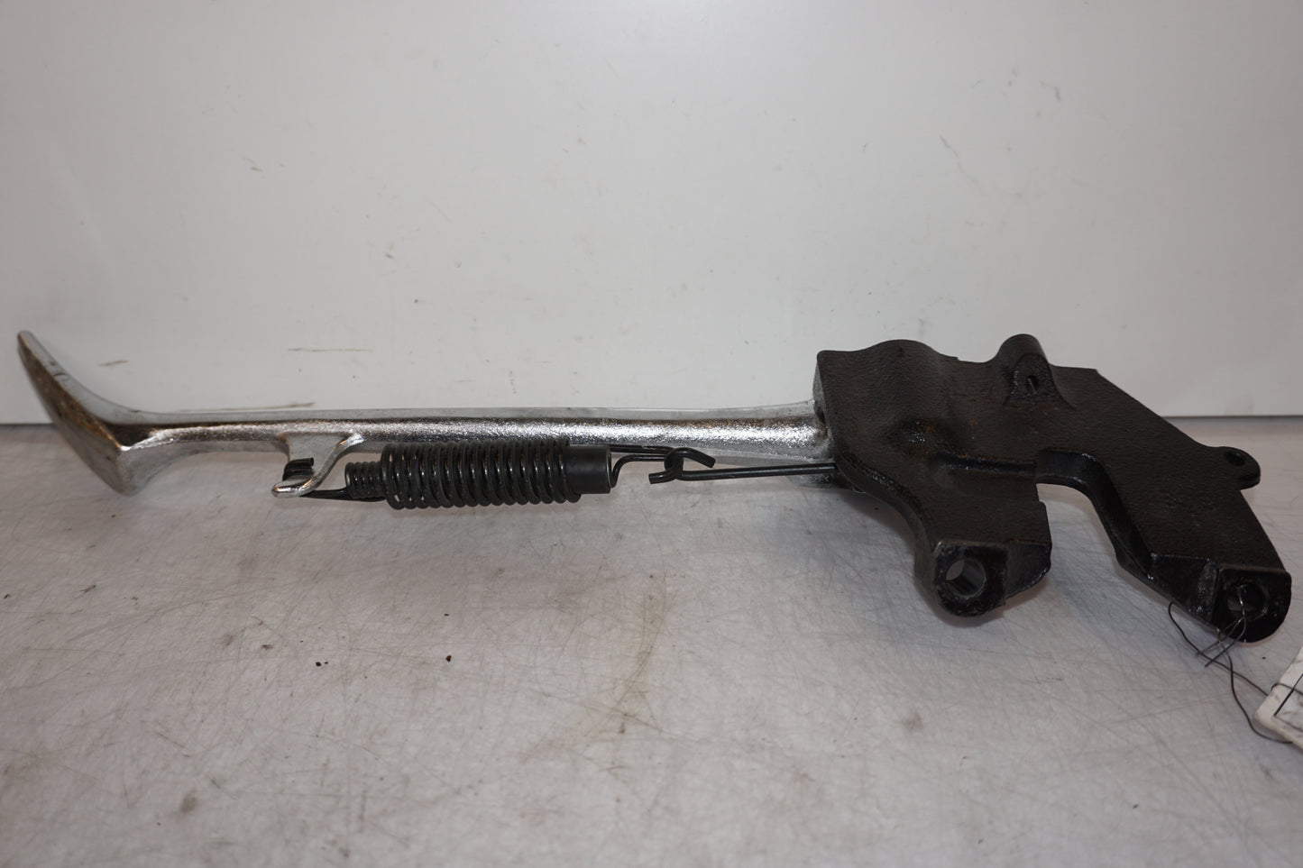 Baksidan på Sidostöd från en Yamaha XVS 1300 -2008 motorcykel.