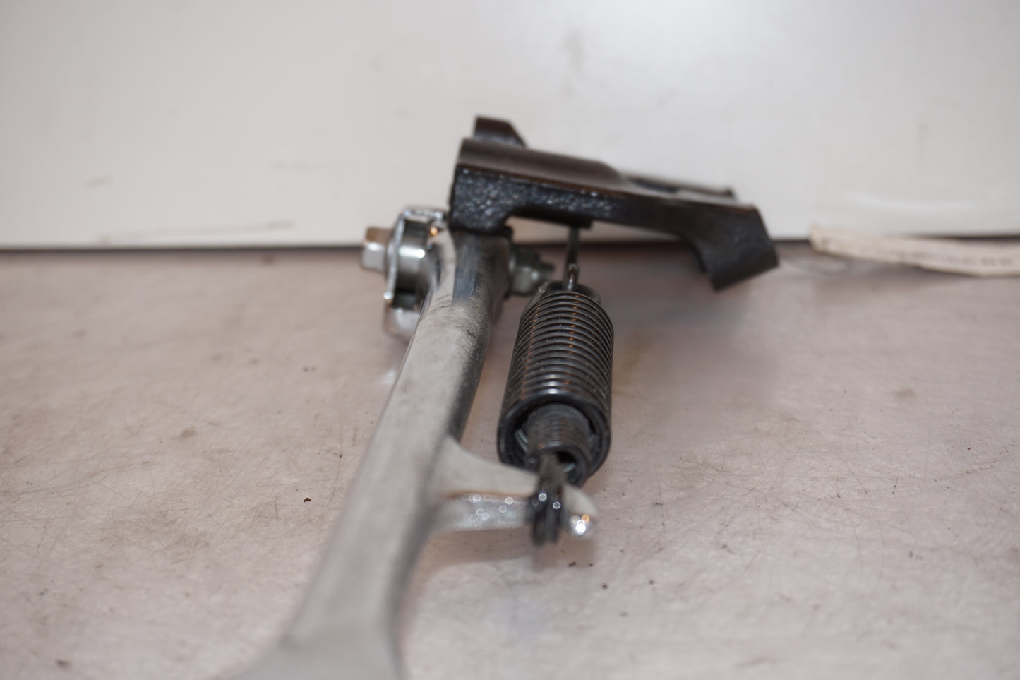 Vänster sida på Sidostöd från en Yamaha XVS 1300 -2008 motorcykel.