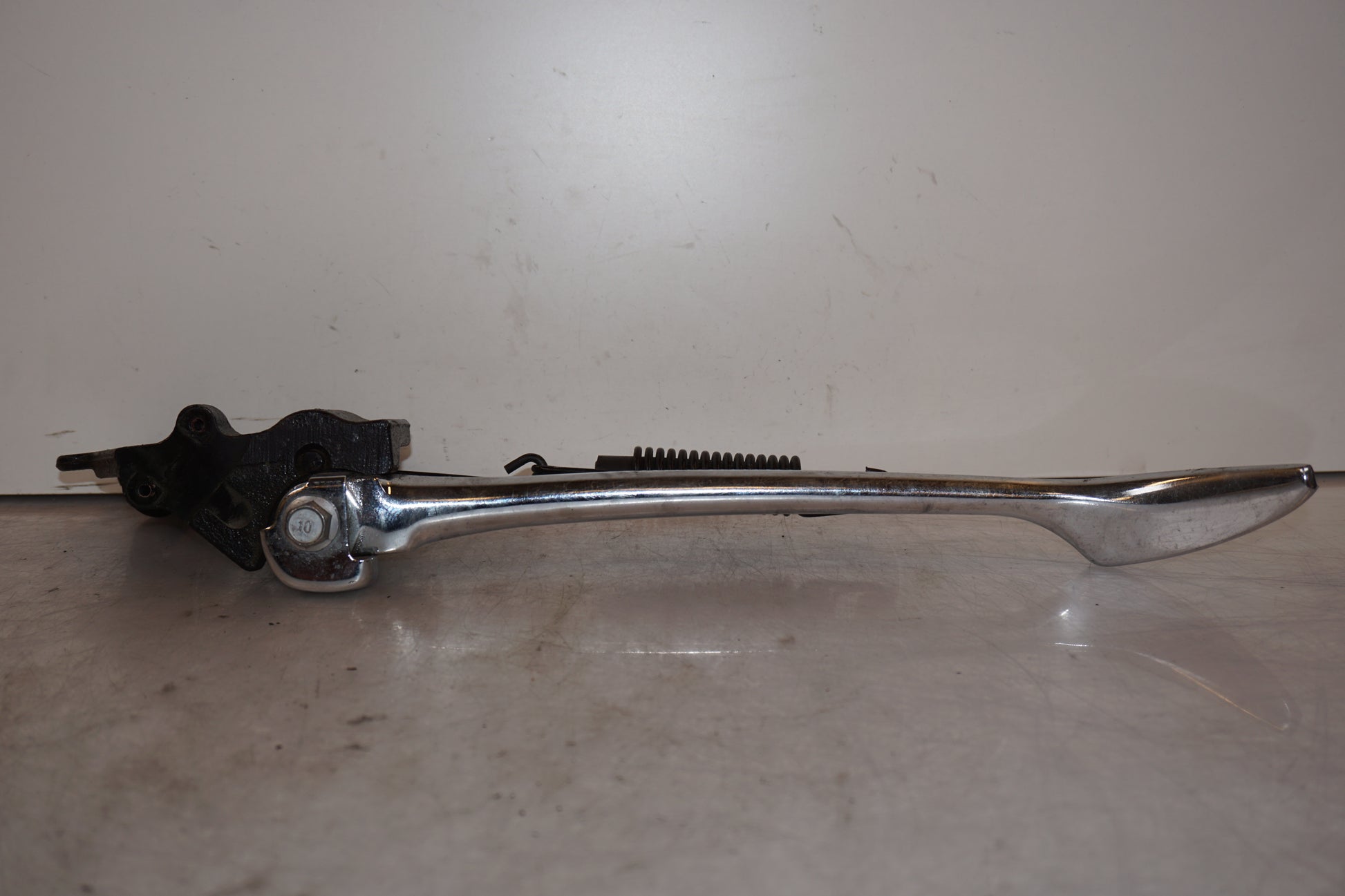 Snett uppifrån på Sidostöd från en Yamaha XVS 1300 -2008 motorcykel.