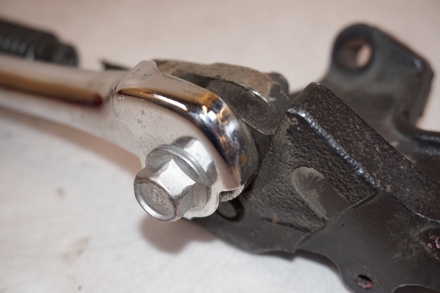 Extrabild1 på Sidostöd från en Yamaha XVS 1300 -2008 motorcykel.