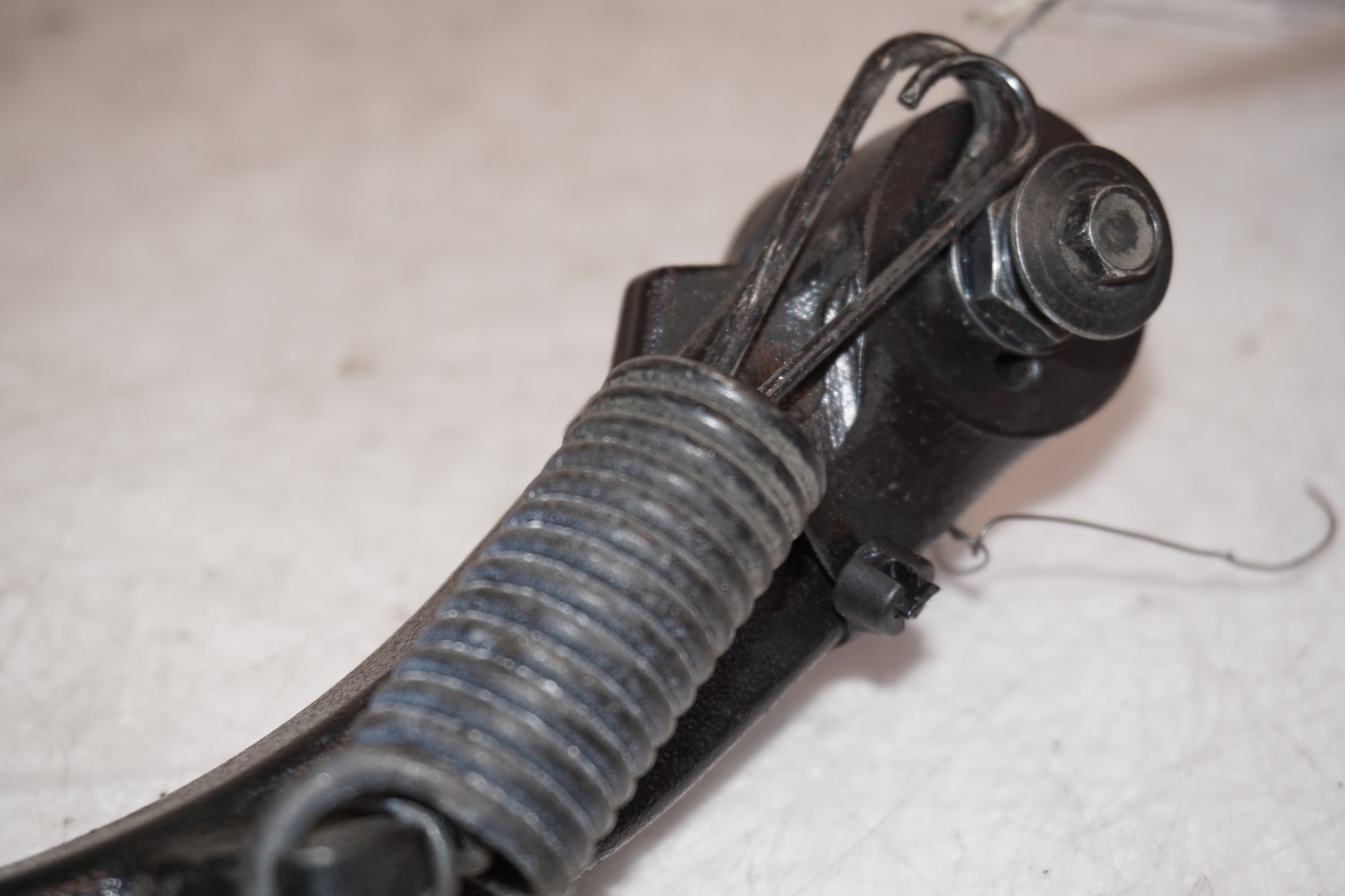 Snett nerifrån på Sidostöd från en Honda CTX 1300 -2014 motorcykel.