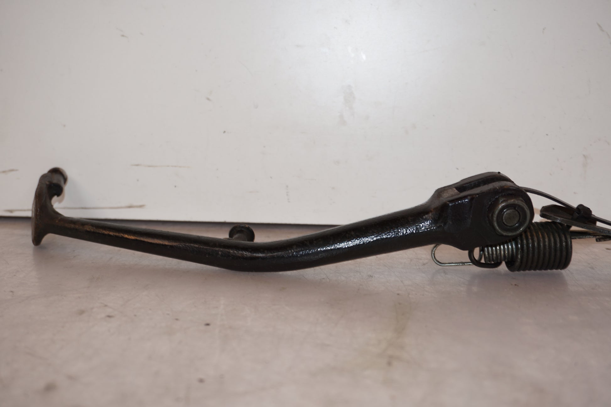 Baksidan på Sidostöd från en Yamaha XJR 1300 -1999 motorcykel.