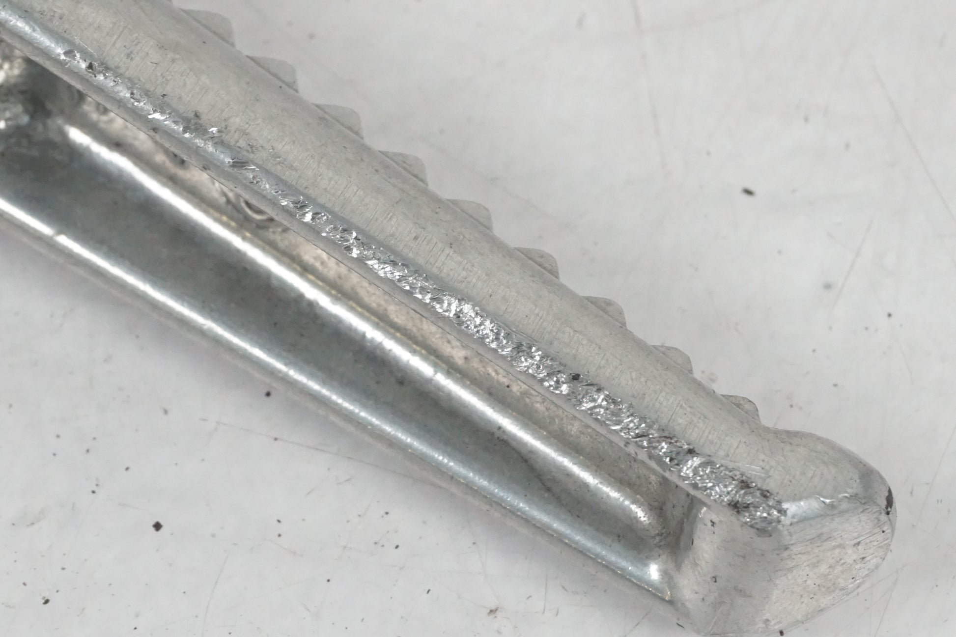 Vänster sida på Fotpinne från en Honda CBR 900 RR -2002 motorcykel.