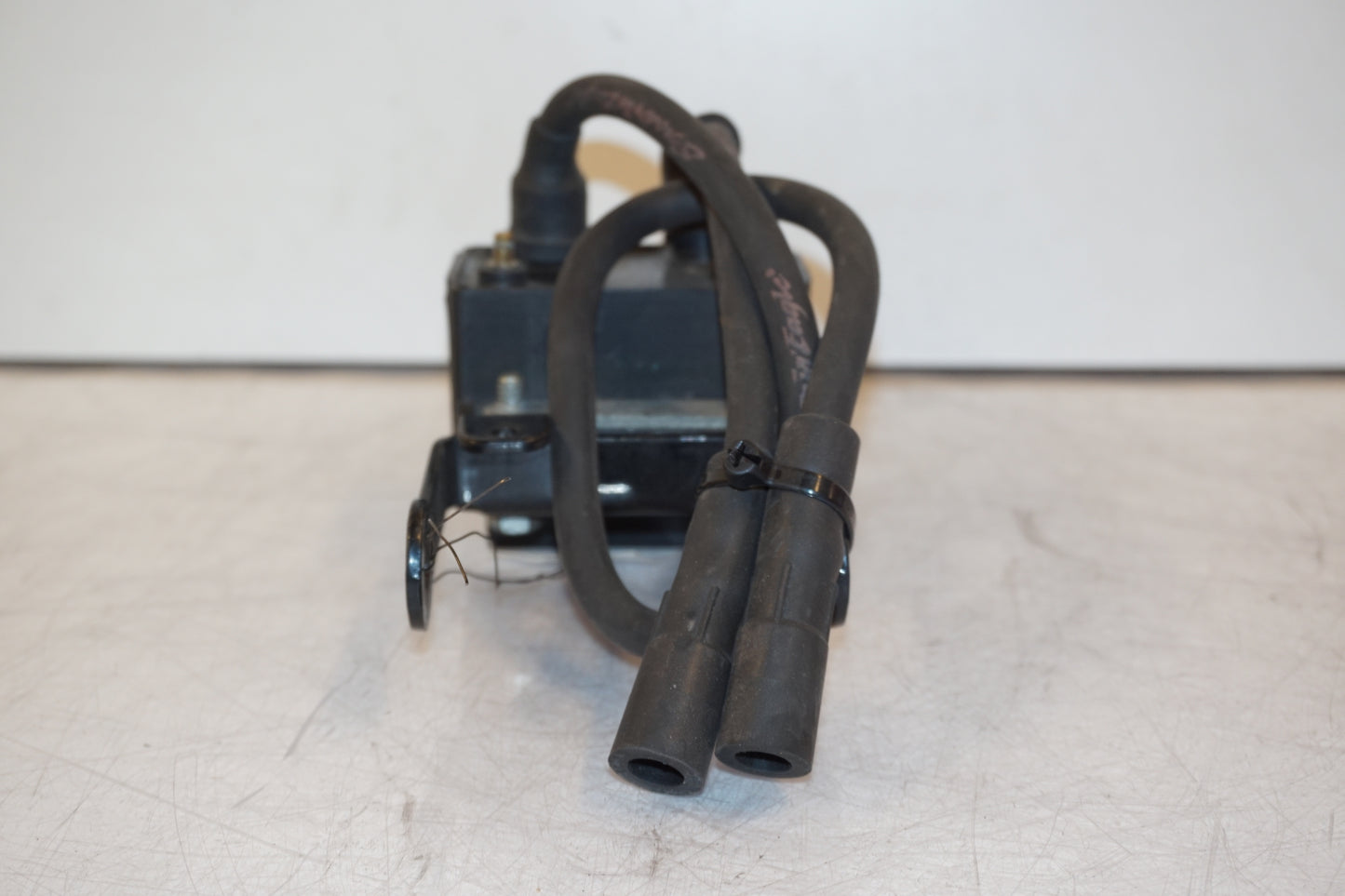 Snett nerifrån på Tändspole från en H-D Sportster 1200 XL1200C -1999 motorcykel.