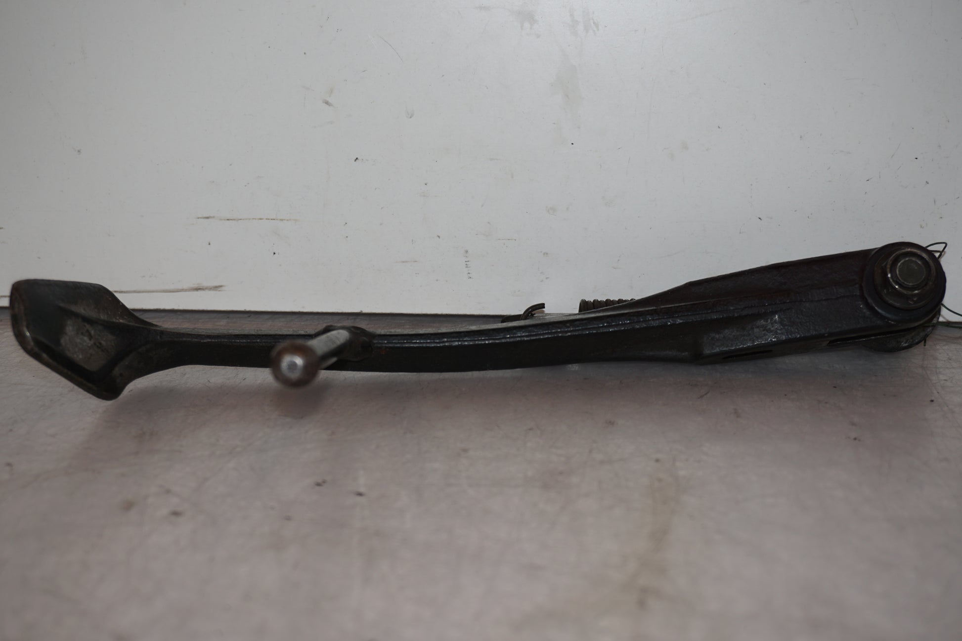 Baksidan på Sidostöd från en Honda CB 1300 F -2004 motorcykel.