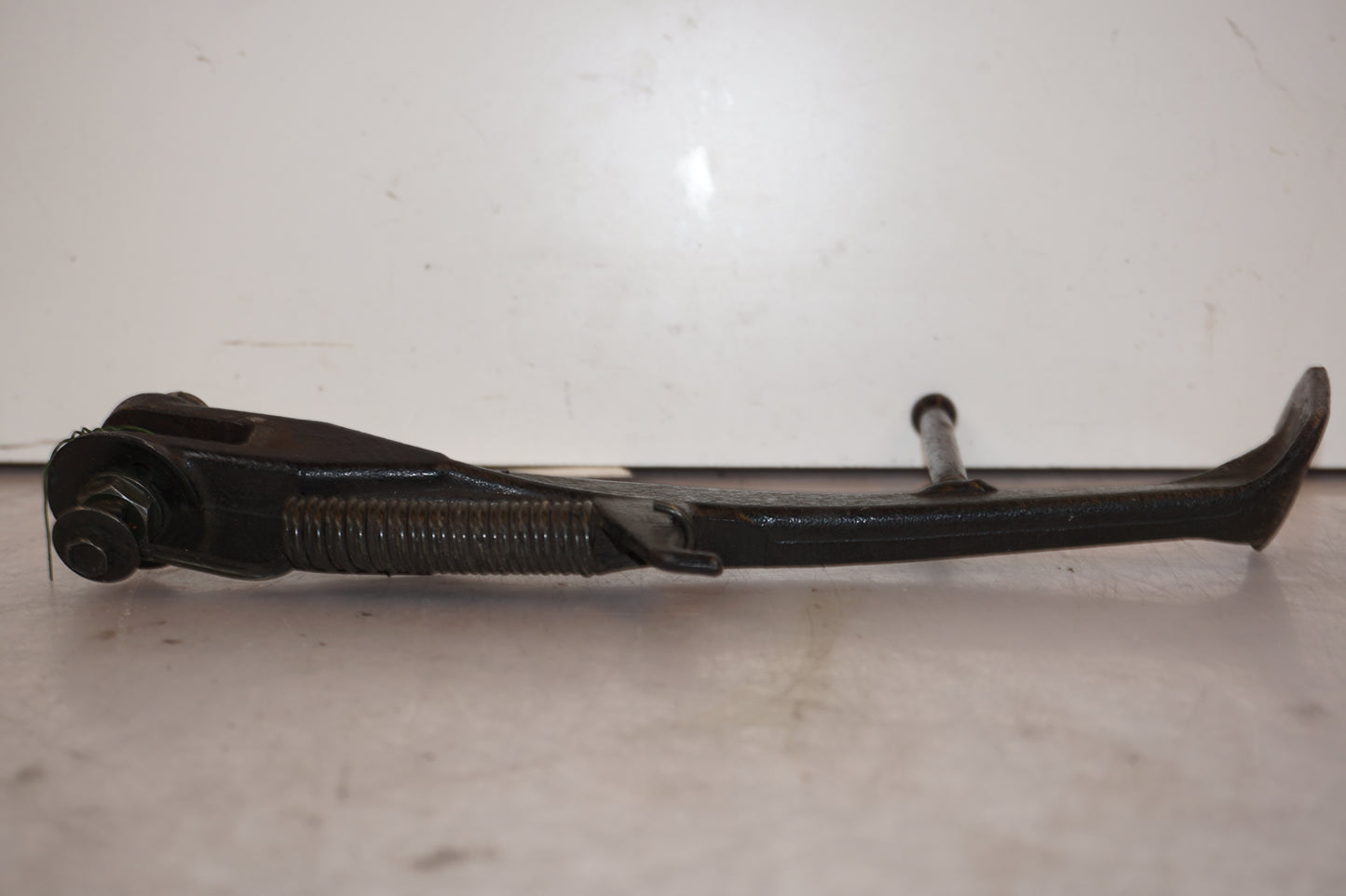 Vänster sida på Sidostöd från en Honda CB 1300 F -2004 motorcykel.