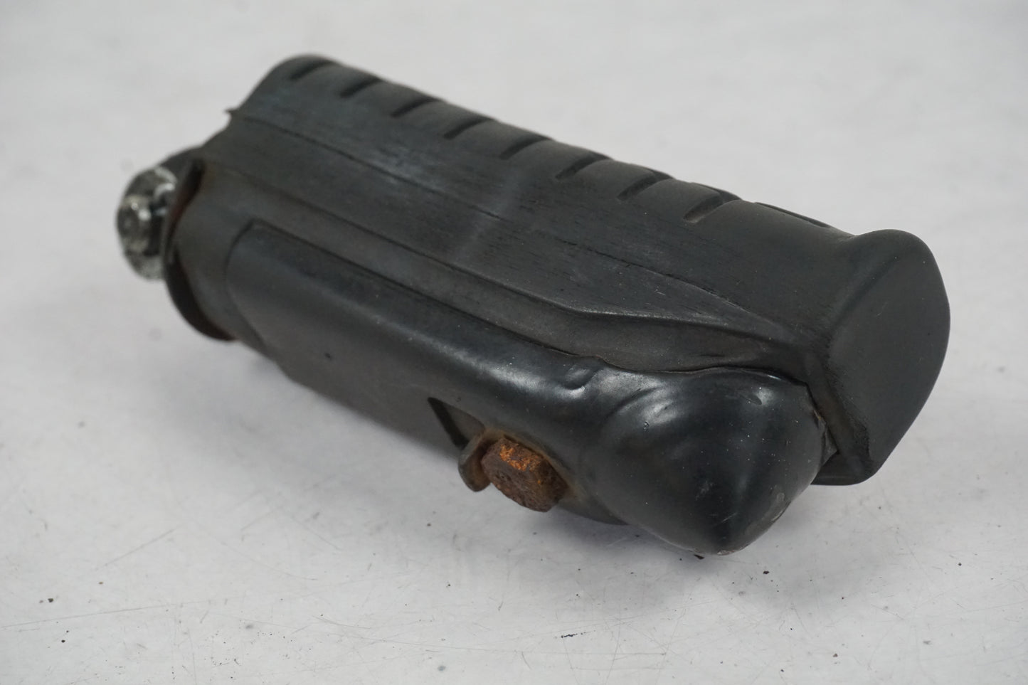 Baksidan på Fotpinne från en Honda CBF 125 -2010 motorcykel.