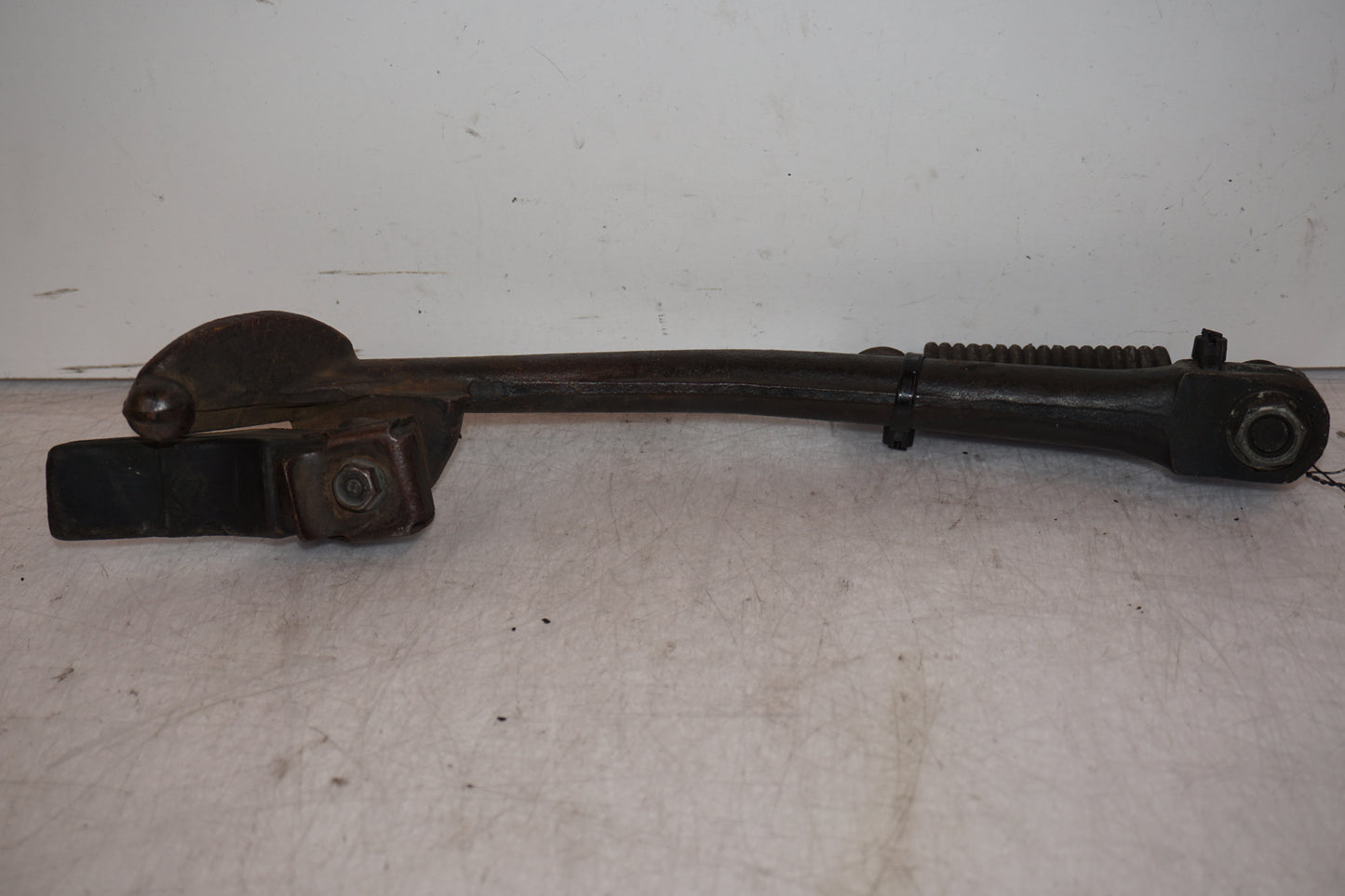 Framsidan på Sidostöd från en Honda VF 750 C -1983 motorcykel.