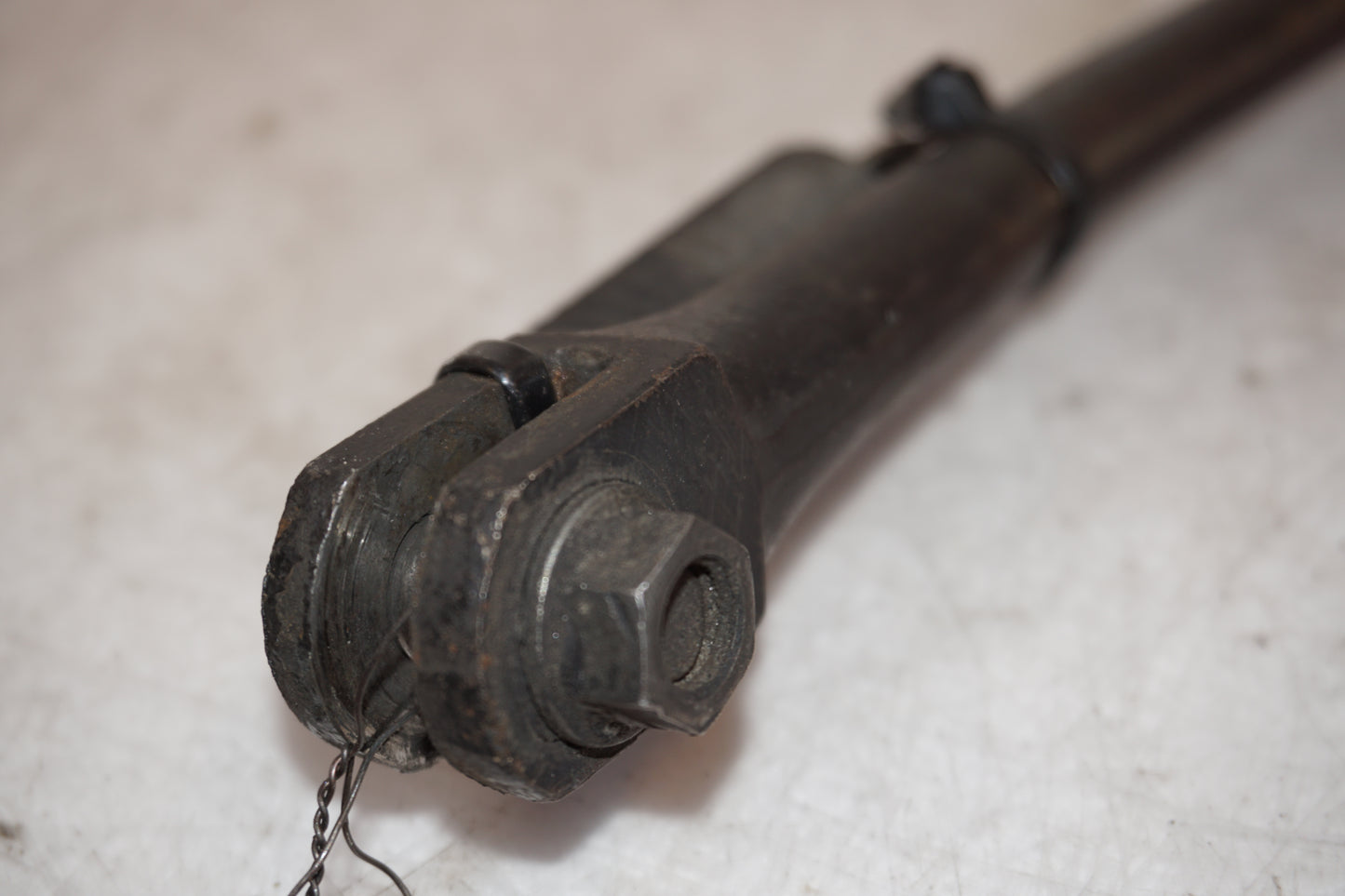 Snett nerifrån på Sidostöd från en Honda VF 750 C -1983 motorcykel.