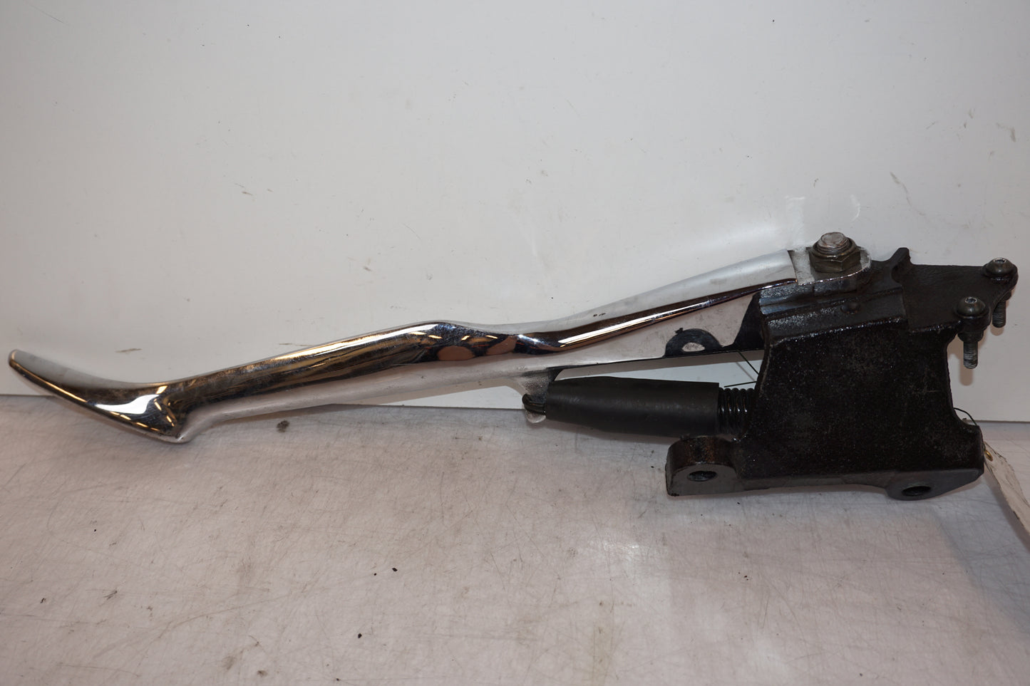 Framsidan på Sidostöd från en Yamaha XV 1900 -2007 motorcykel.