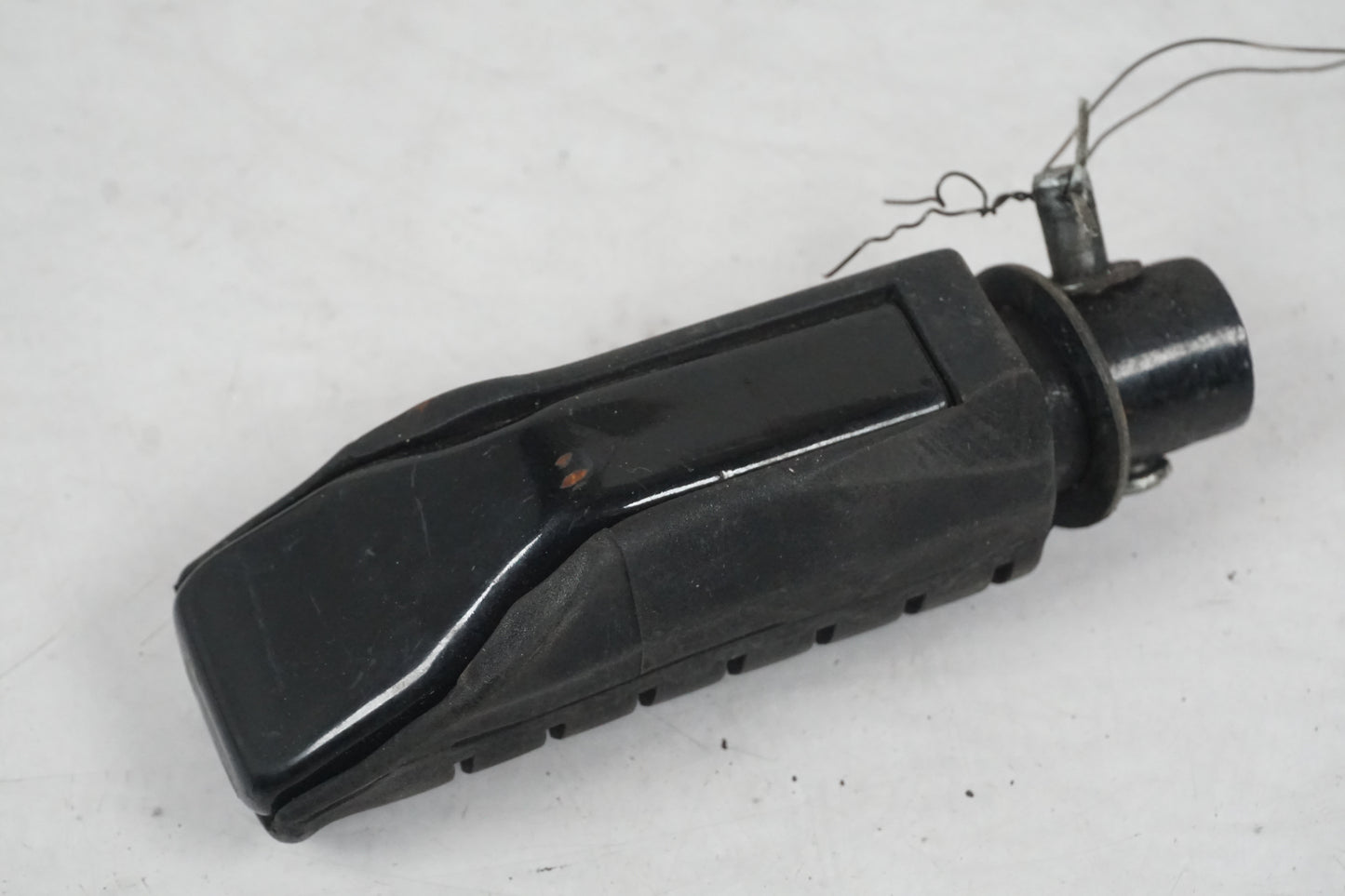 Baksidan på Fotpinne från en Honda CBR 125 R -2011 motorcykel.