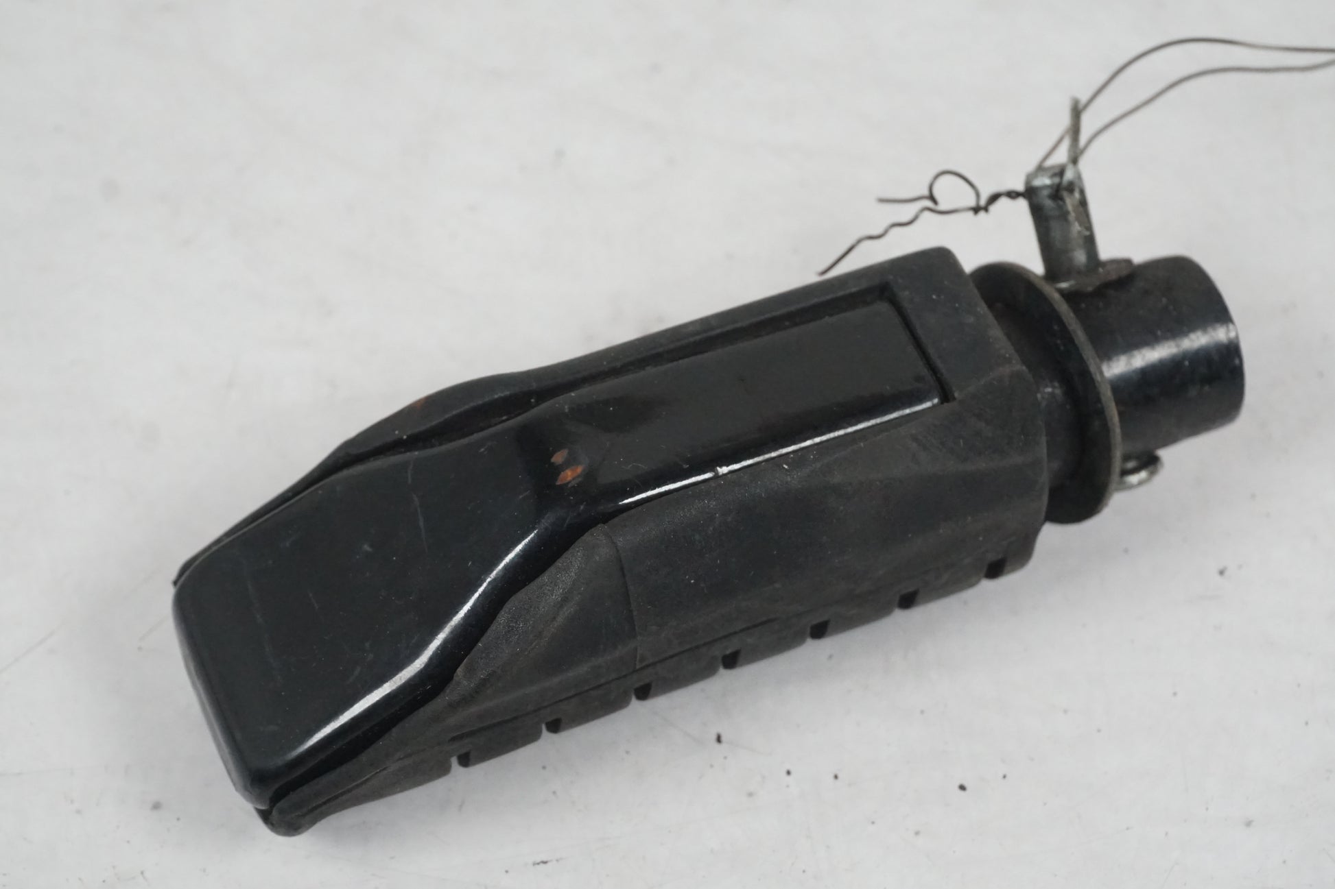 Baksidan på Fotpinne från en Honda CBR 125 R -2011 motorcykel.