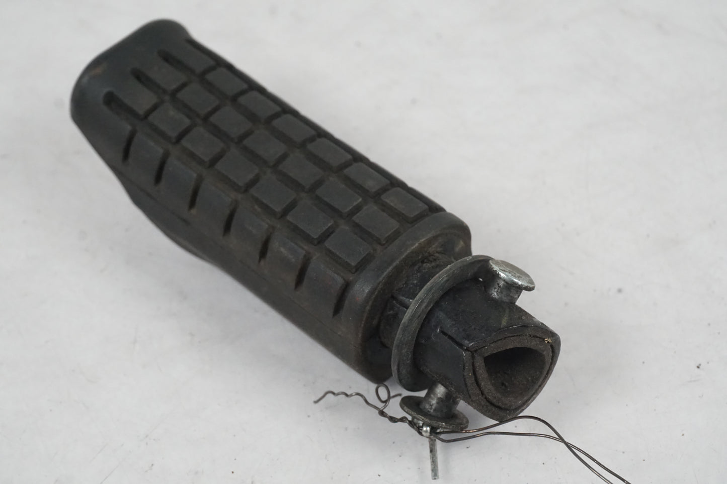 Höger sida på Fotpinne från en Honda CBR 125 R -2011 motorcykel.