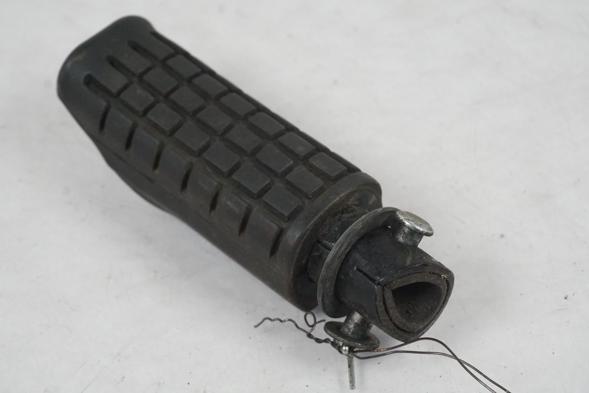 Höger sida på Fotpinne från en Honda CBR 125 R -2011 motorcykel.