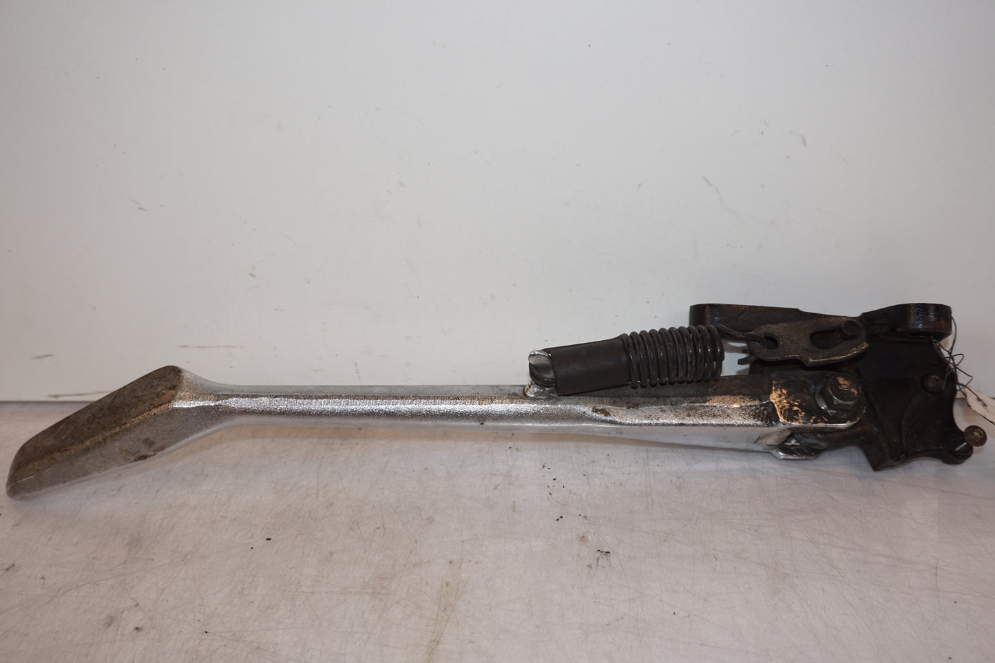 Vänster sida på Sidostöd från en Yamaha XV 1700 -2003 motorcykel.