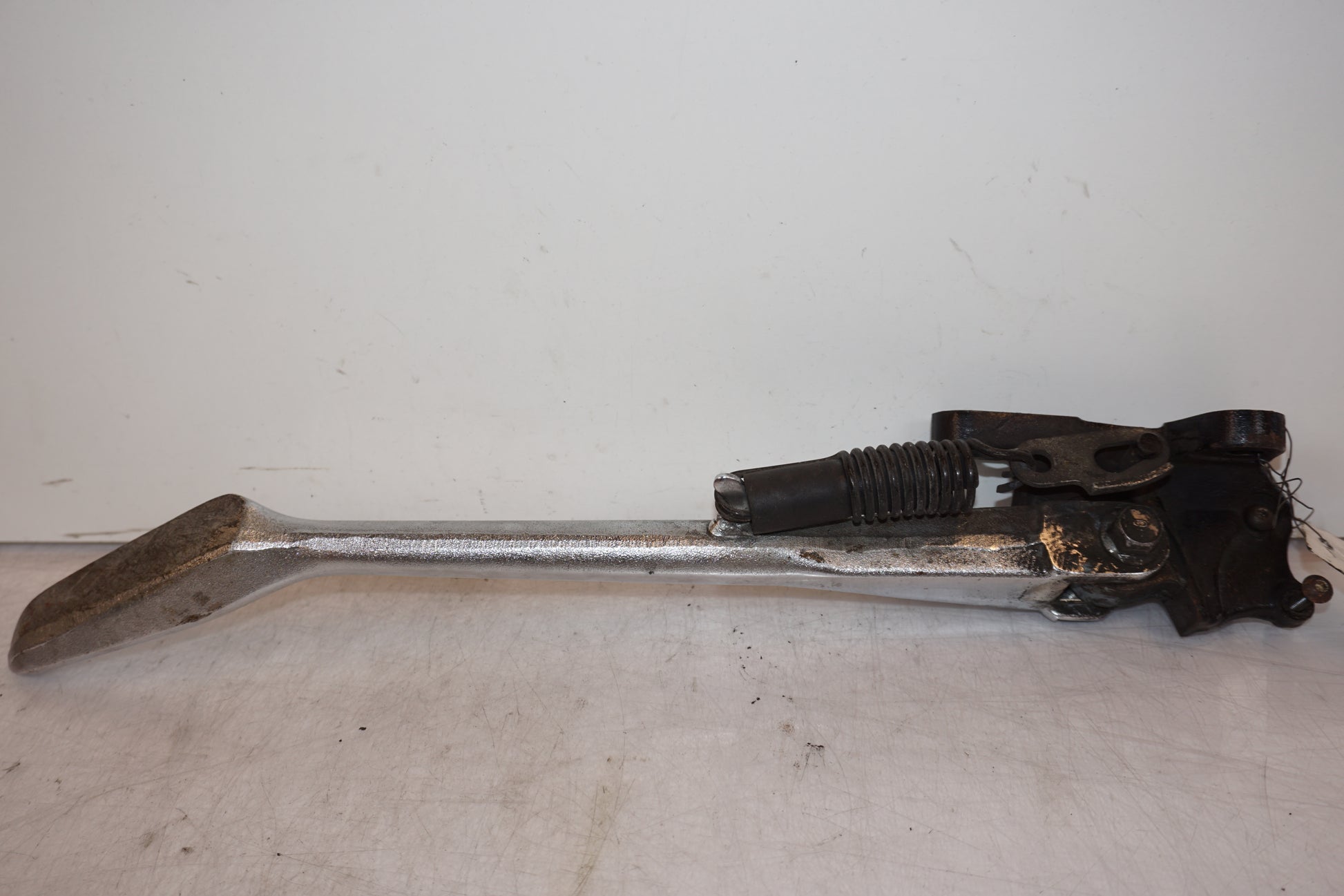 Vänster sida på Sidostöd från en Yamaha XV 1700 -2003 motorcykel.