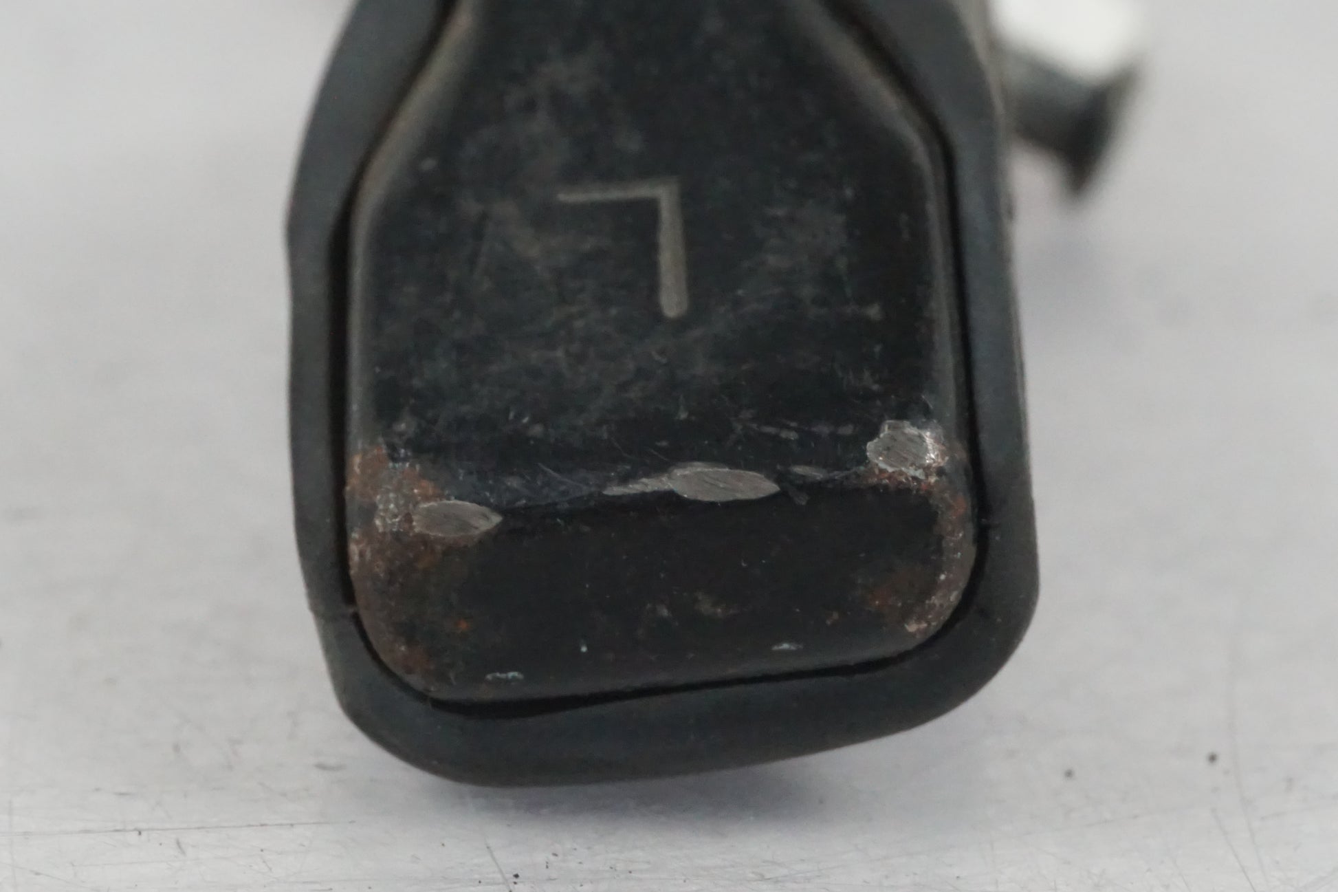 Vänster sida på Fotpinne från en Honda CBR 125 R -2005 motorcykel.