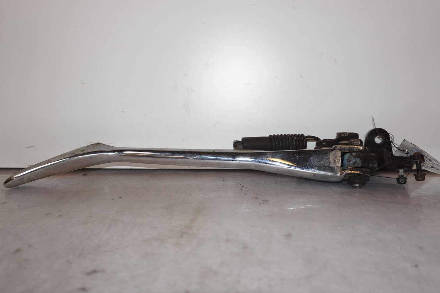 Snett nerifrån på Sidostöd från en Yamaha XV 1700 -2003 motorcykel.