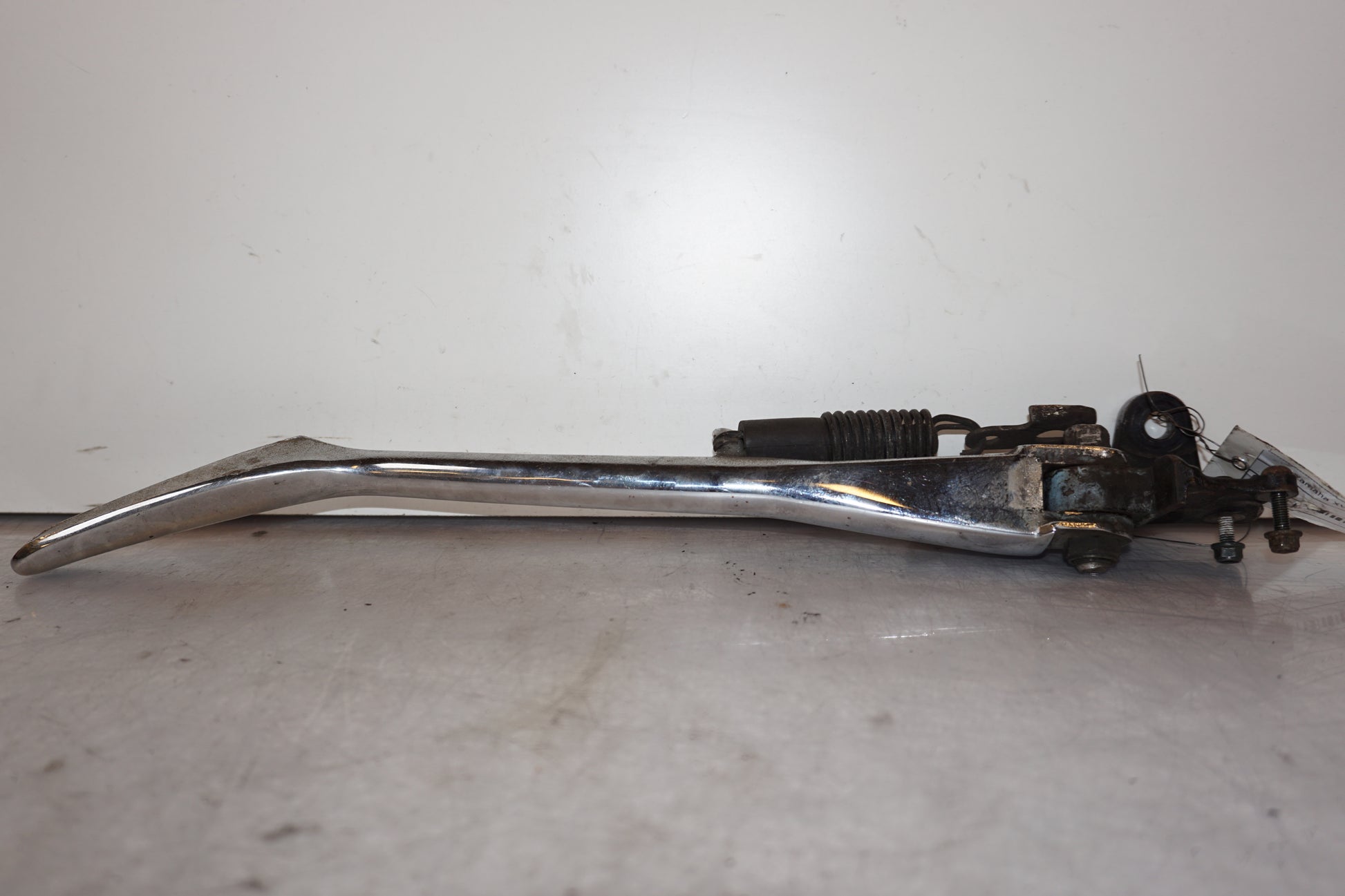 Snett nerifrån på Sidostöd från en Yamaha XV 1700 -2003 motorcykel.