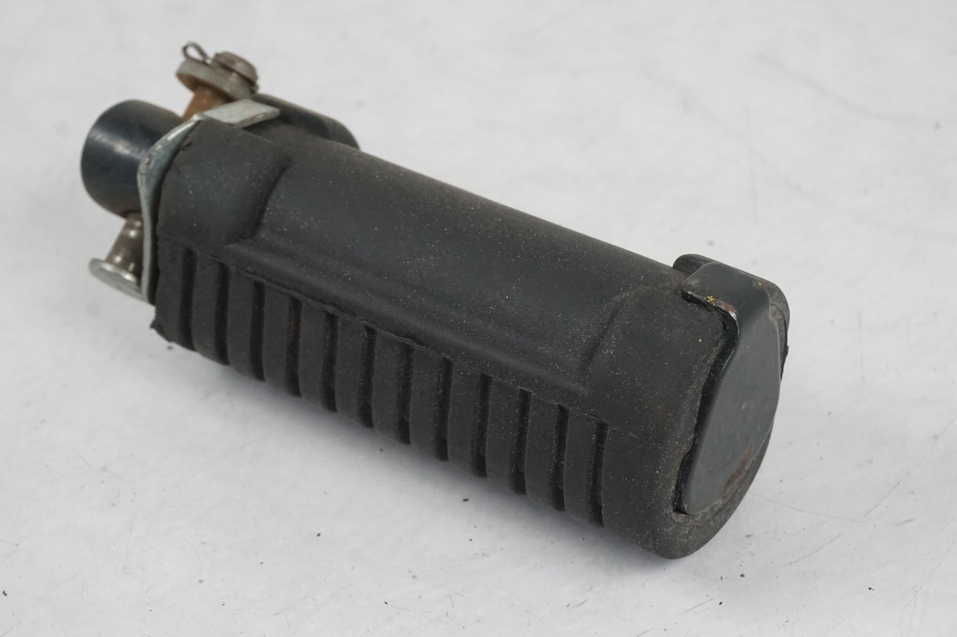 Baksidan på Fotpinne från en Honda XL 650 V -2004 motorcykel.