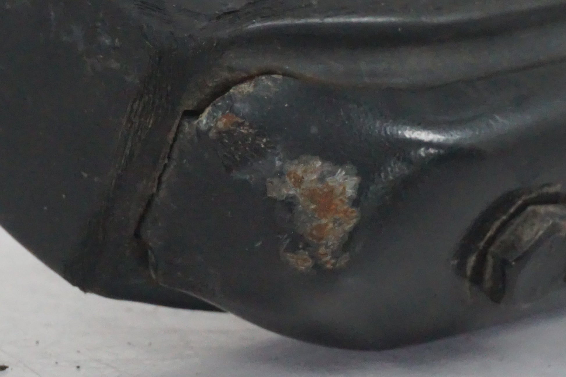 Vänster sida på Fotpinne från en Honda CBF 125 -2010 motorcykel.