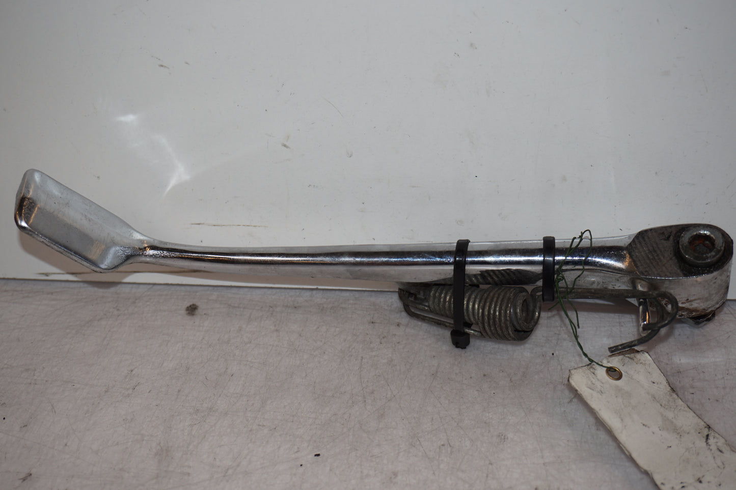 Framsidan på Sidostöd från en Suzuki LS 650 -1993 motorcykel.