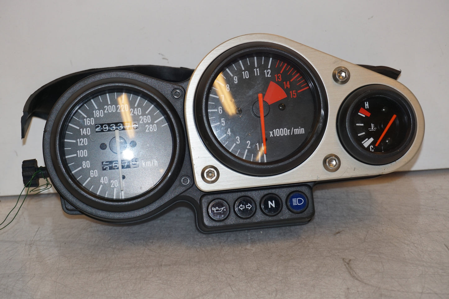 Framsidan på Instrumentpanel från en Kawasaki ZX-7R -1997 motorcykel.