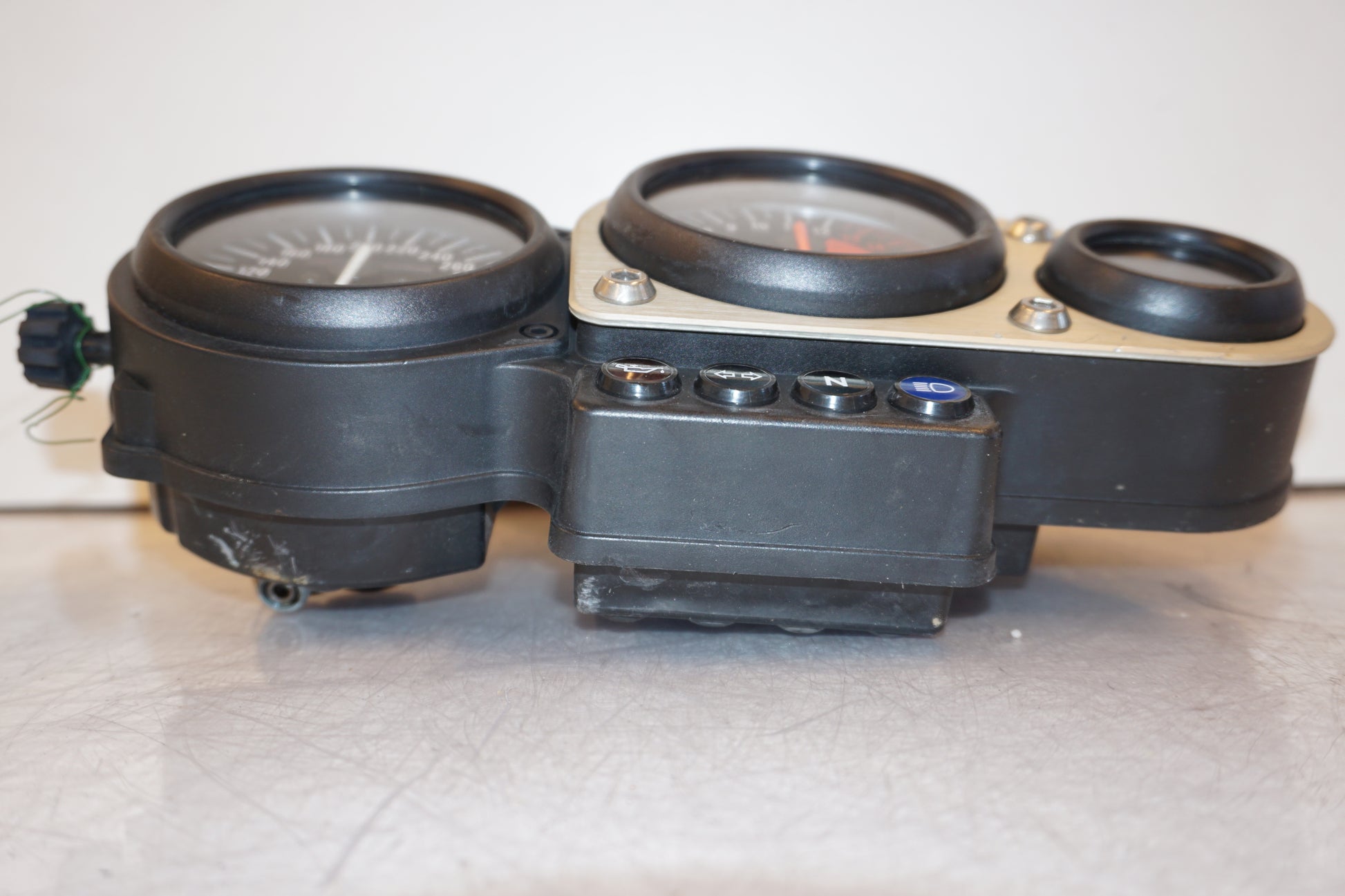 Baksidan på Instrumentpanel från en Kawasaki ZX-7R -1997 motorcykel.