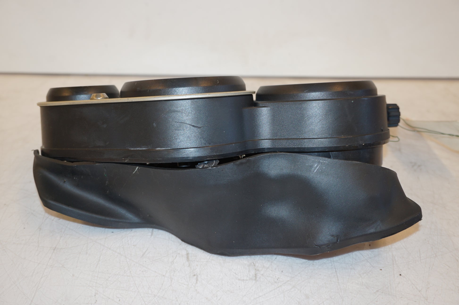 Vänster sida på Instrumentpanel från en Kawasaki ZX-7R -1997 motorcykel.