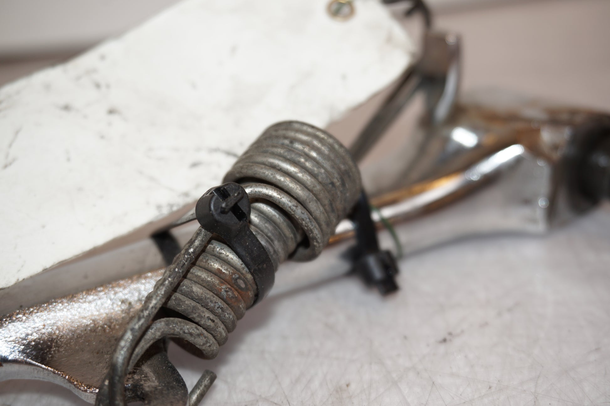 Snett nerifrån på Sidostöd från en Suzuki LS 650 -1993 motorcykel.