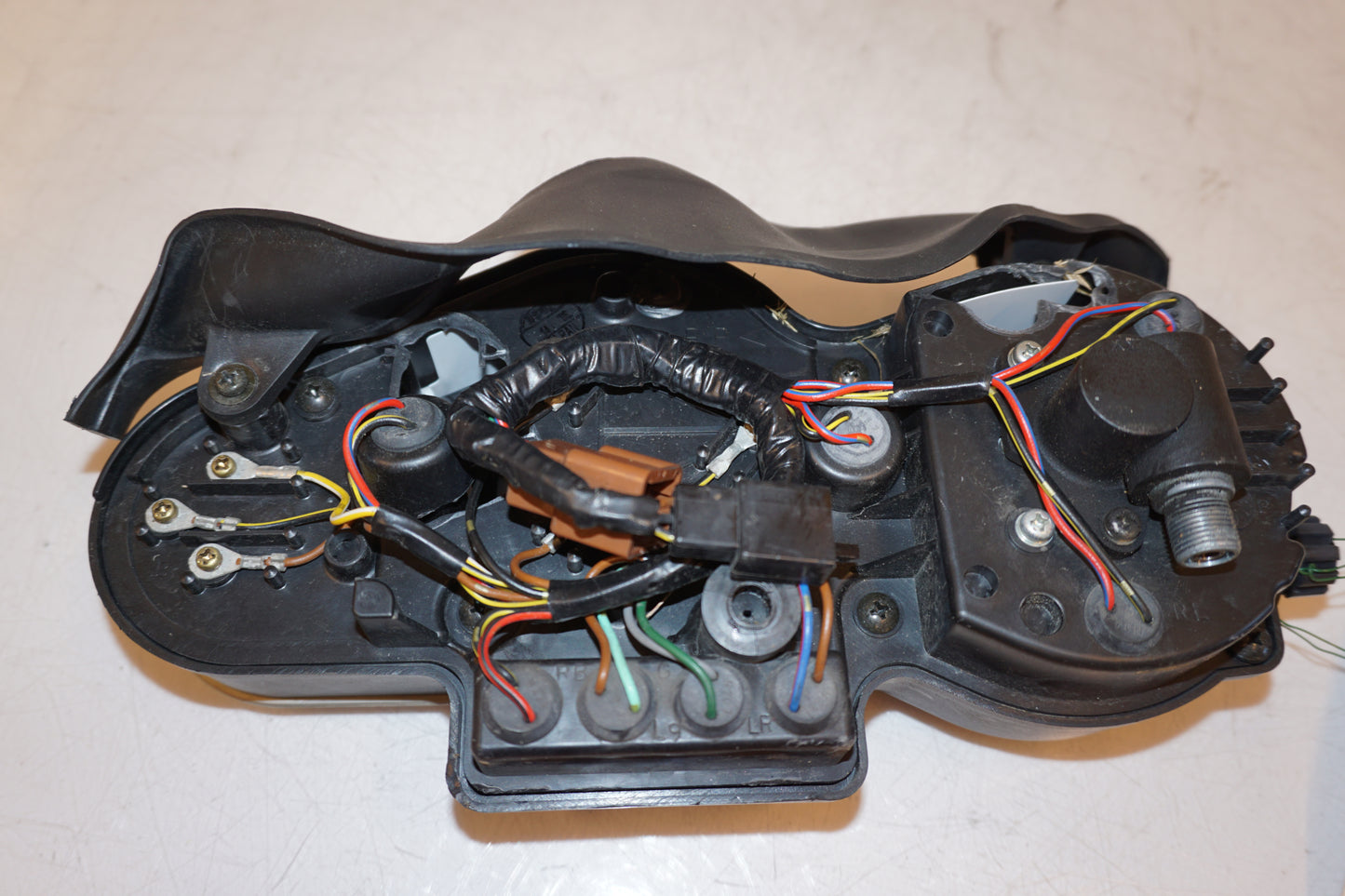 Snett nerifrån på Instrumentpanel från en Kawasaki ZX-7R -1997 motorcykel.