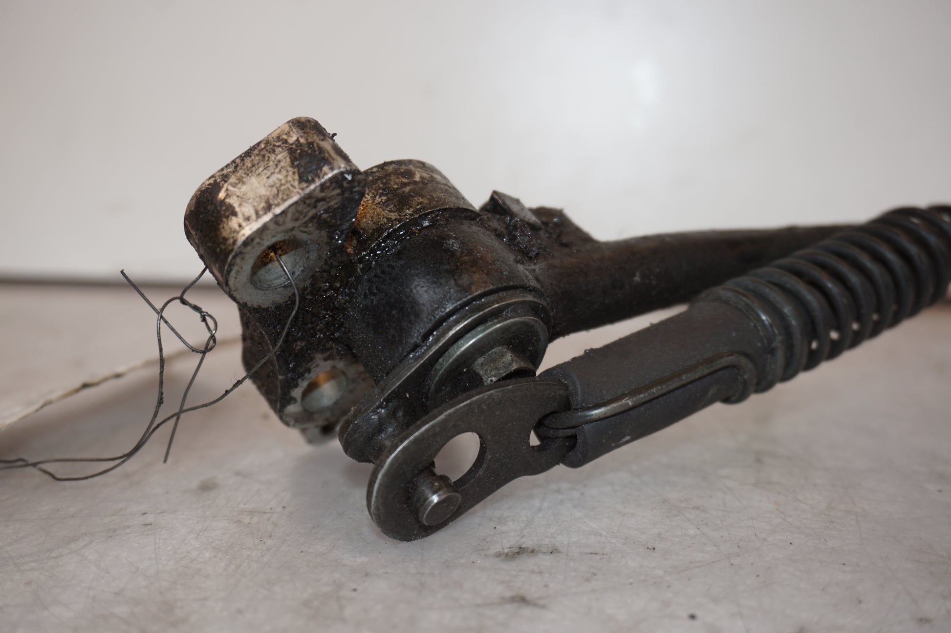 Snett uppifrån på Sidostöd från en Yamaha YZF 1000 R1 -1999 motorcykel.