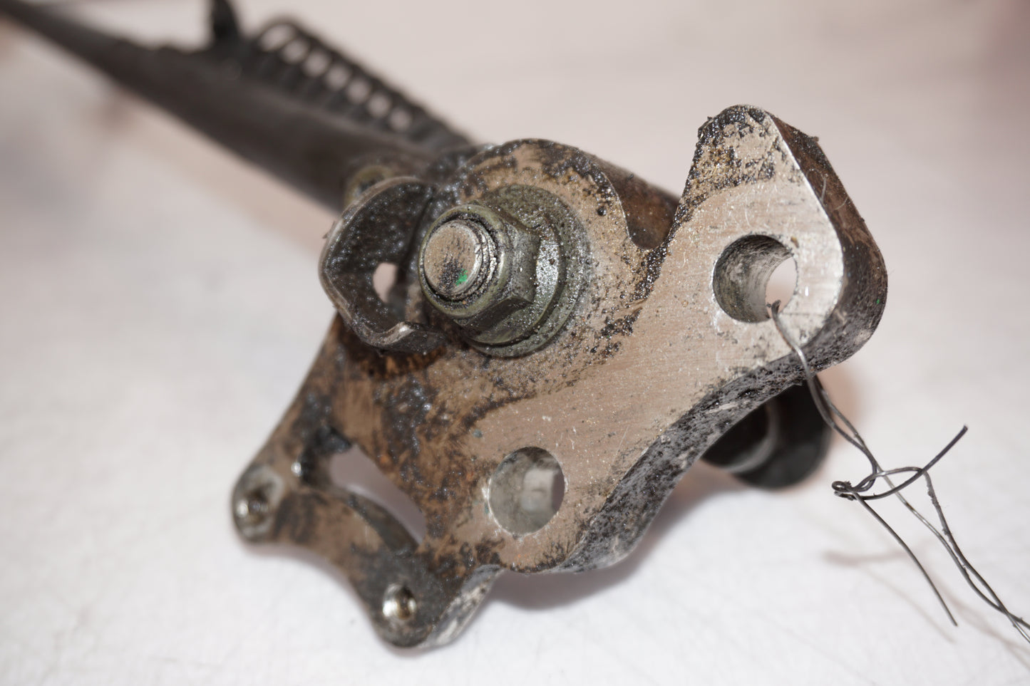 Snett nerifrån på Sidostöd från en Yamaha YZF 1000 R1 -1999 motorcykel.