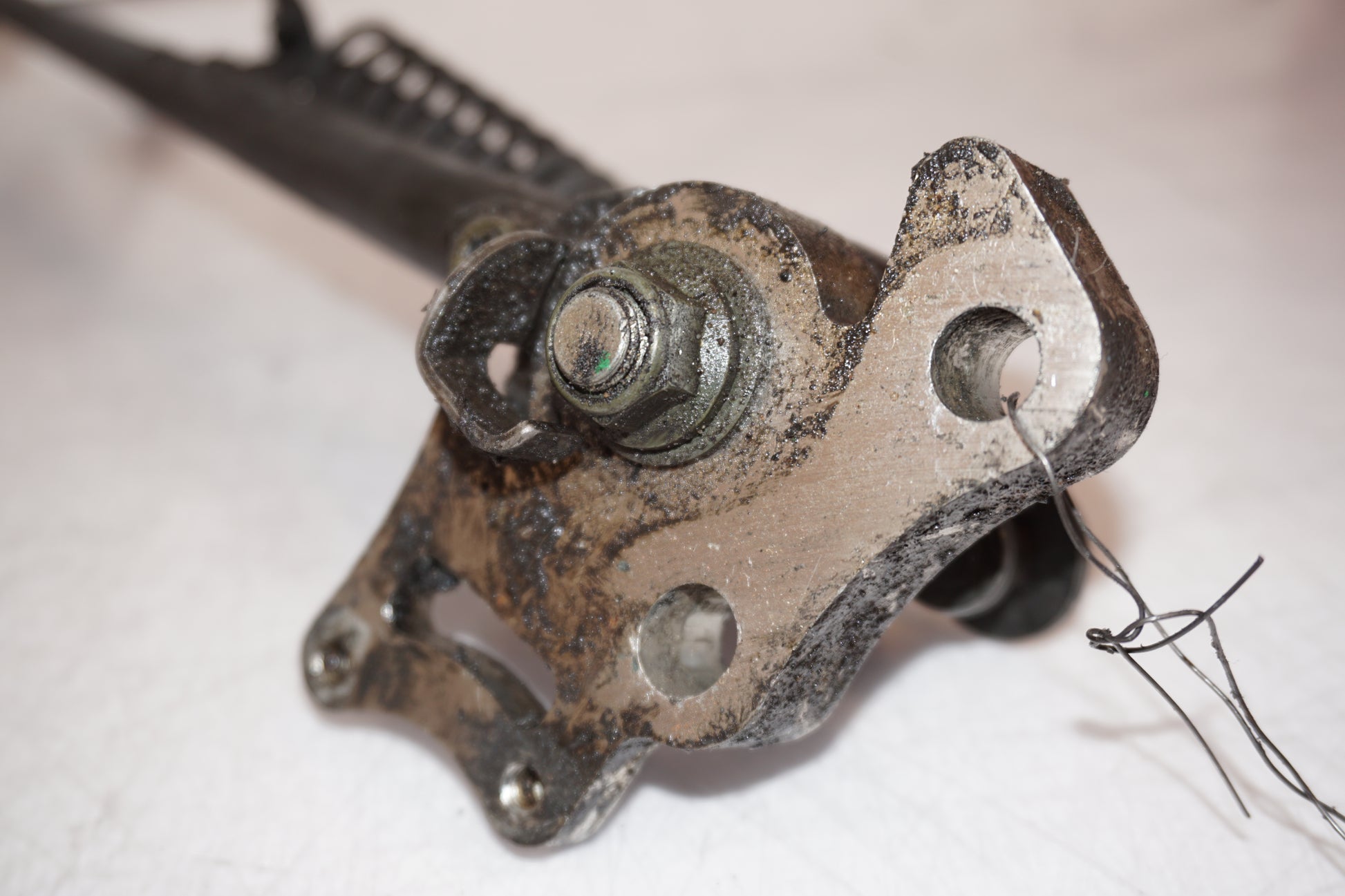 Snett nerifrån på Sidostöd från en Yamaha YZF 1000 R1 -1999 motorcykel.