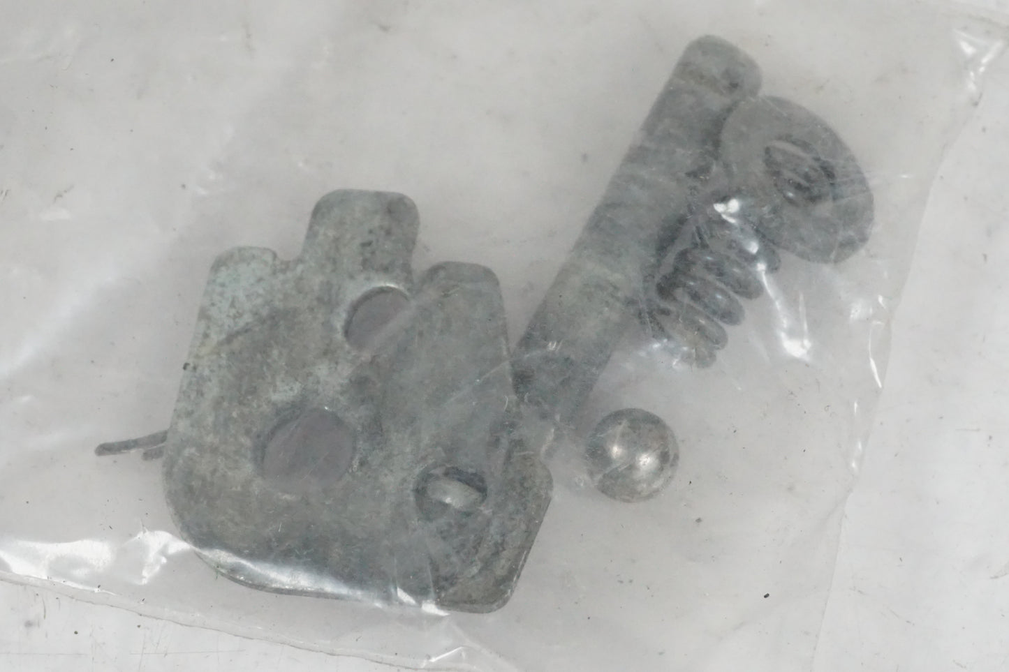 Baksidan på <p>Fotpinne vänster bak från Honda VFR 750 F 1995.</p>

<p>Okej skick.</p> motorcykel.