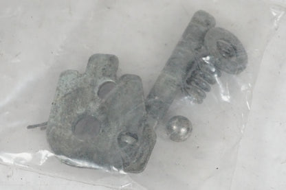 Baksidan på <p>Fotpinne vänster bak från Honda VFR 750 F 1995.</p>

<p>Okej skick.</p> motorcykel.