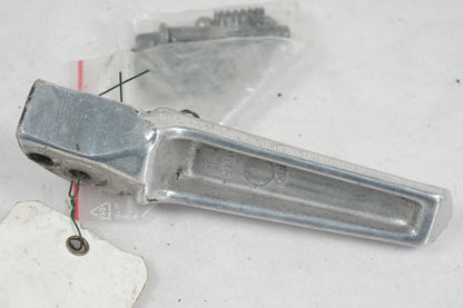 Höger sida på <p>Fotpinne vänster bak från Honda VFR 750 F 1995.</p>

<p>Okej skick.</p> motorcykel.